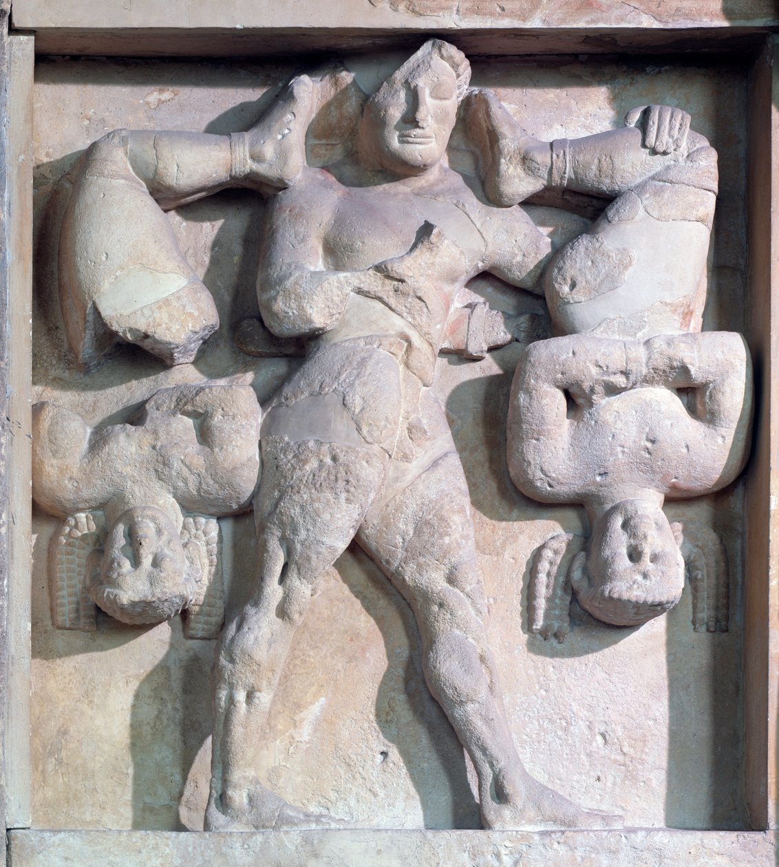 Magna graecia: metopa z Heraklesem z cerkopami, kamienna płaskorzeźba, 575-550 p.n.e. autorstwa Greek