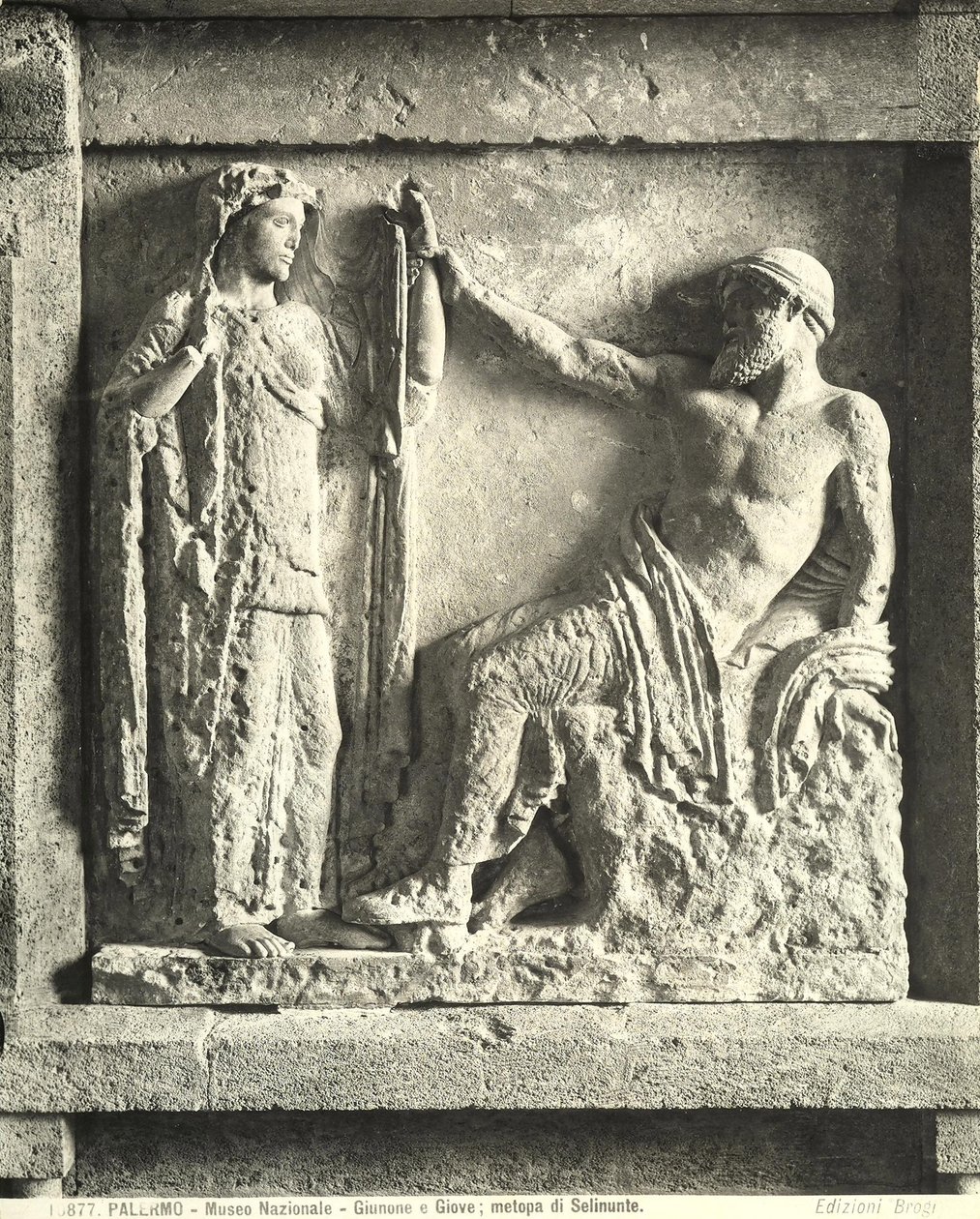 Zeus i Hera, metopa ze świątyni E w Selinunte na Sycylii (marmur) (zdjęcie czarno-białe) autorstwa Greek