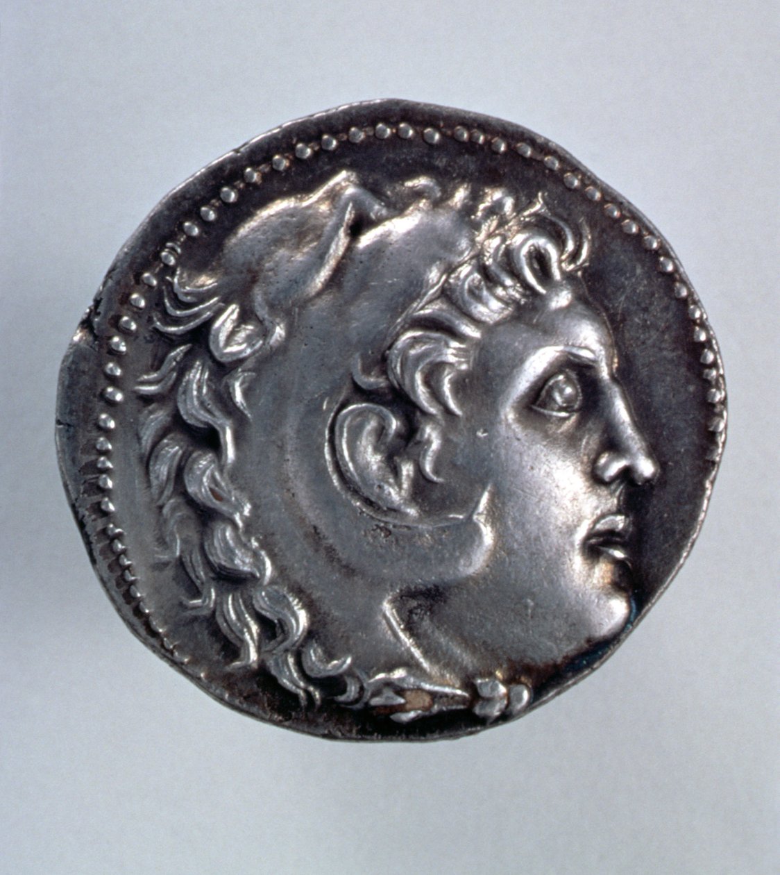 Aleksander Wielki Tetradrachma przedstawiający głowę Heraklesa w nakryciu głowy ze skóry lwa autorstwa Greek School