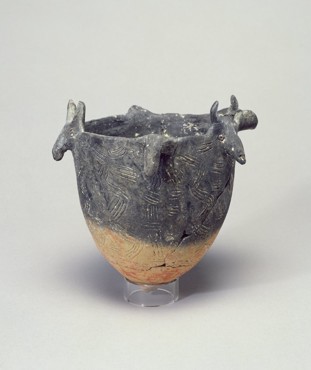 Tulip-Bowl, z Bullss Heads, Cypr, 2400-2200 pne (glina) autorstwa Greek School