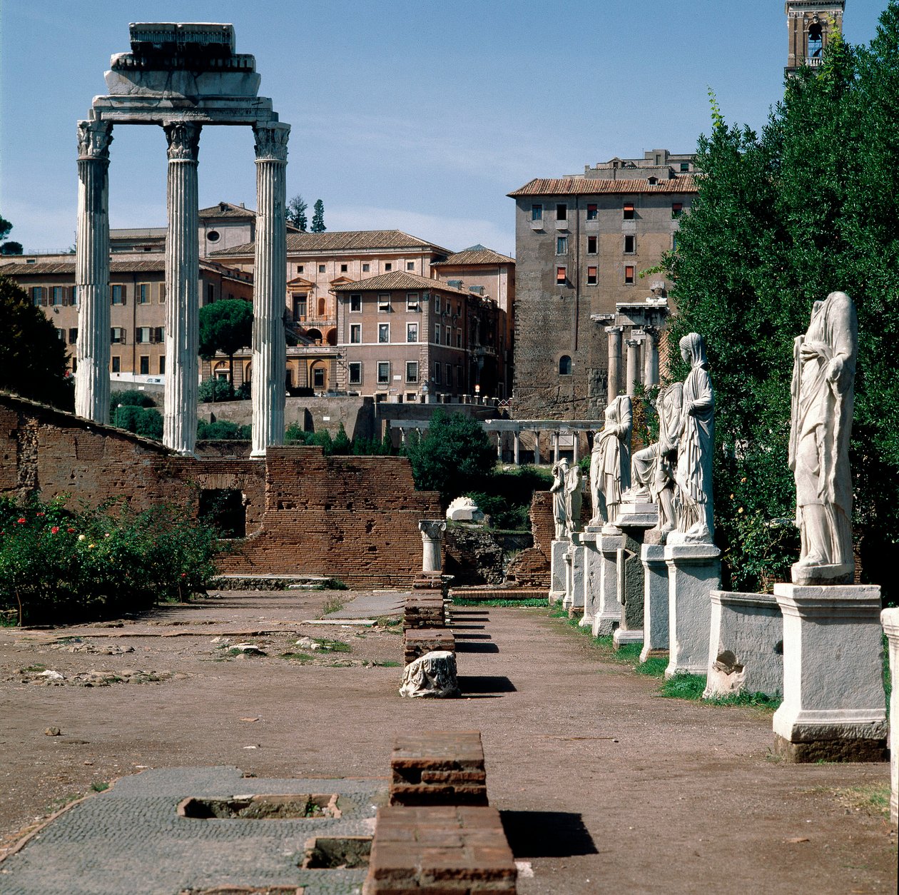 Forum Romanum: posągi westalek. Dom westalek (Casa delle Vestali lub Atrium Vestae). Po lewej grecka świątynia Dioskuresa (lub świątynia Kastora i Polluksa) (V wiek p.n.e.). Rzym autorstwa Greek or Roman