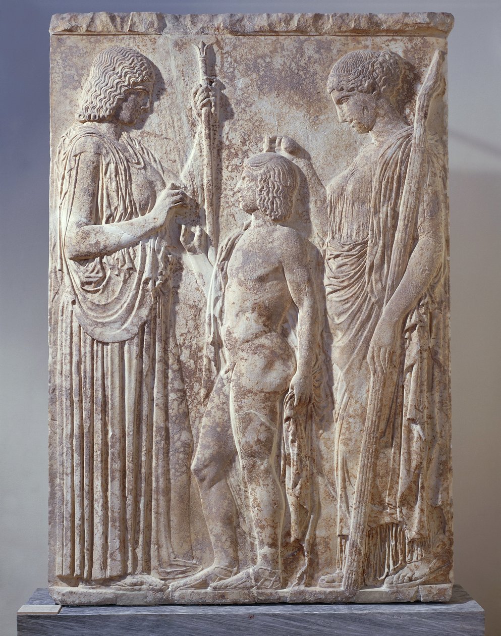 Marmurowa płaskorzeźba przedstawiająca triadę misteriów eleuzyjskich z Persefoną, Demeter i Triptolemusem z Eleusis autorstwa Greek School