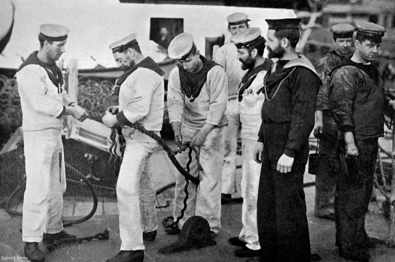 Niebieskie kurtki podczas pracy przy splataniu liny na pokładzie pancernika HMS Majestic, 1896. autorstwa Gregory and Co