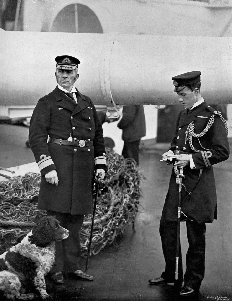 Kontradmirał Arthur Alington i jego porucznik flagowy, William George Elmhirst Ruck-Keene, 1896. autorstwa Gregory and Co