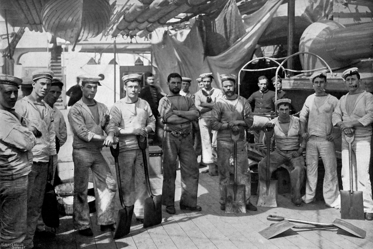 Niektórzy palacze pancernika HMS Camperdown, 1896. autorstwa Gregory and Co