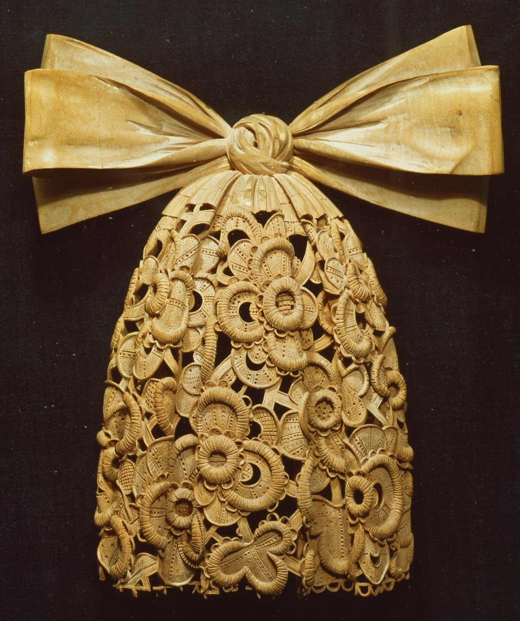 Rzeźba w drewnie krawata (drewno) autorstwa Grinling Gibbons