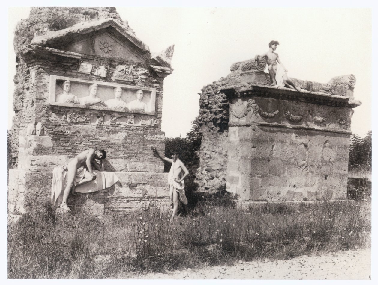 Chłopcy wśród grobowców (zdjęcie) autorstwa Guglielmo (1852 1930) Plüschow