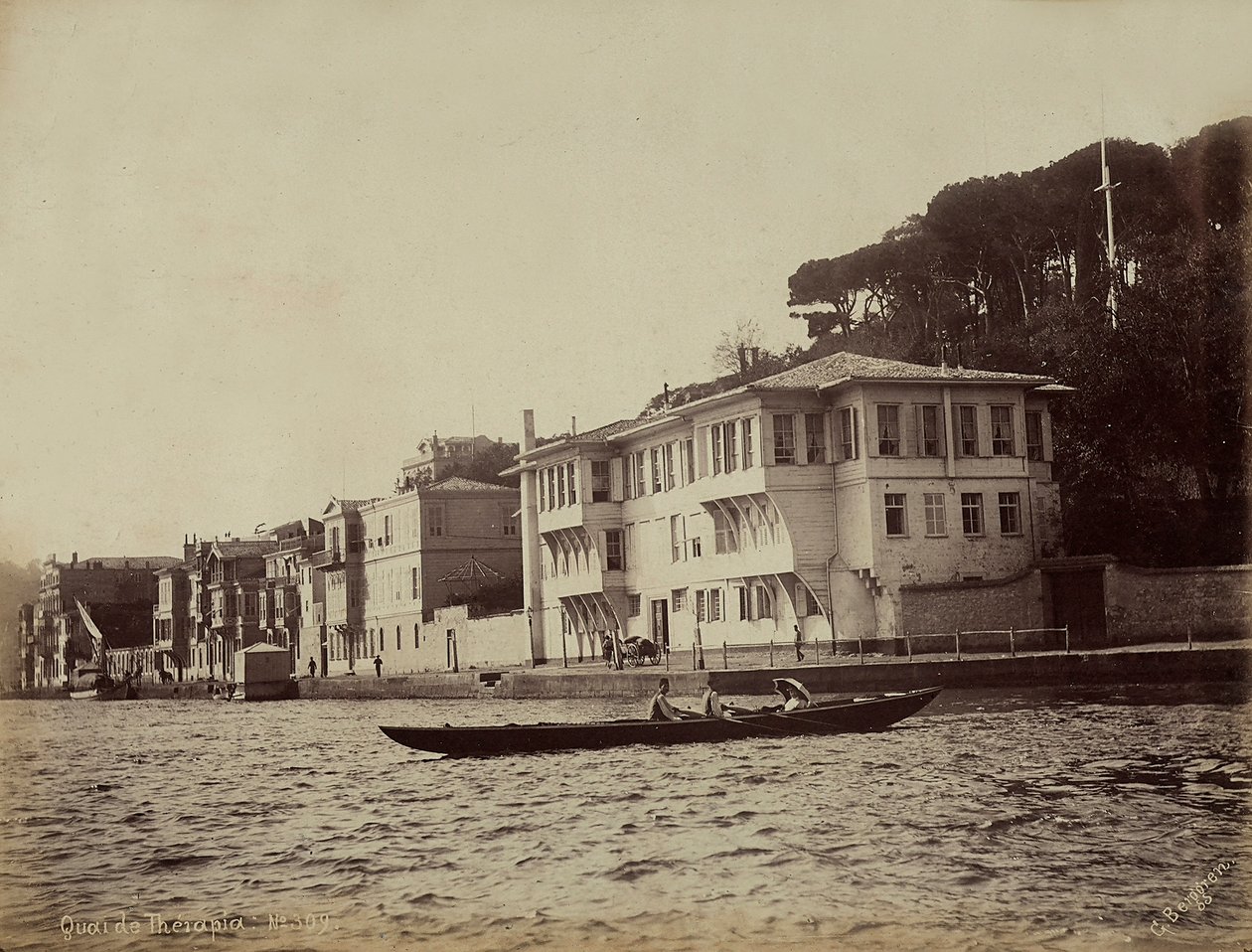 Budynki wzdłuż Zatoki Tarabya, nad Morzem Marmara, Turcja autorstwa Guillaume Berggren