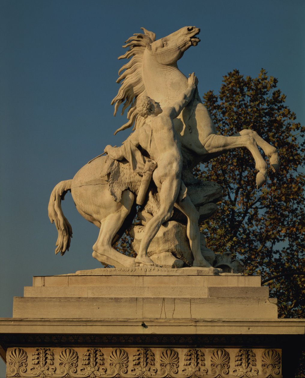 Replika jednego z dwóch "Koni z Marly", pierwotnie wykonanych dla stawu konnego w zamku w Marly, Yvelines, 1739-45 (marmur) autorstwa Guillaume I Coustou