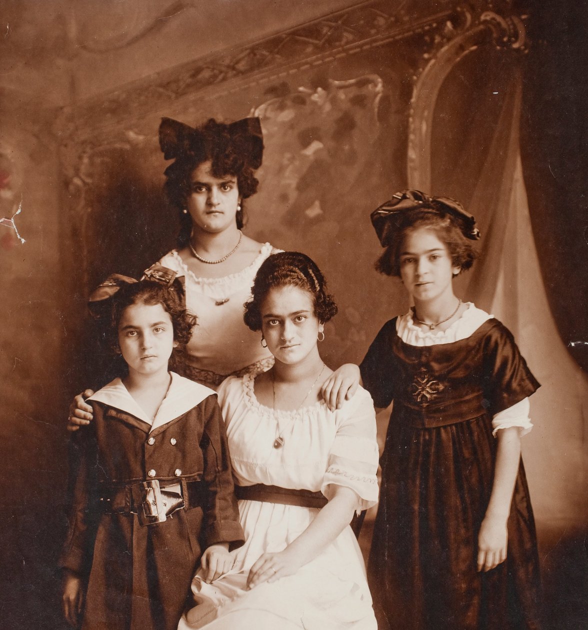 Matilde, Adriana, Frida i Cristina Kahlo autorstwa Guillermo Kahlo