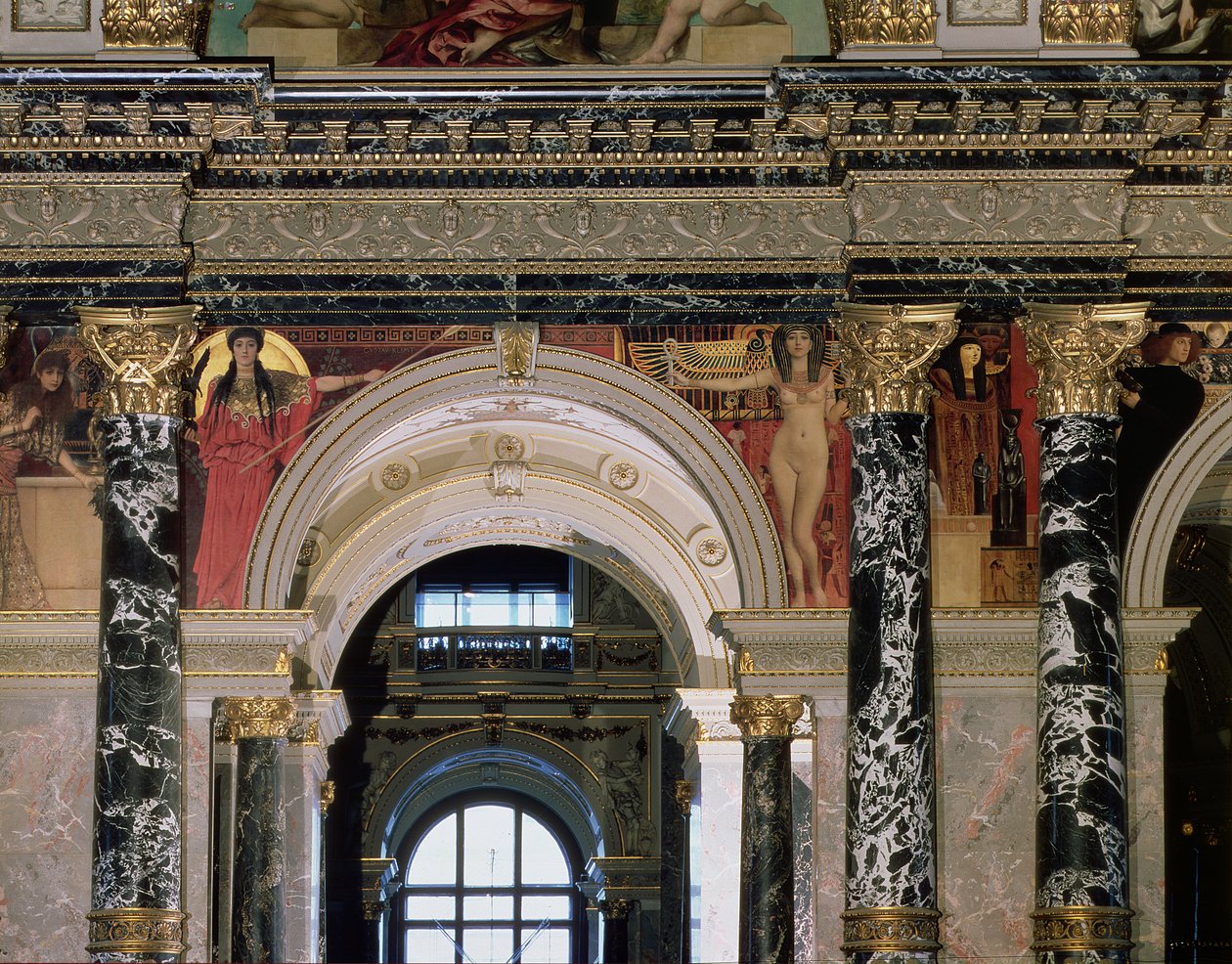 Wnętrze Kunsthistorisches Museum, Wiedeń, detal przedstawiający bramę i spandrelową dekorację postaci przedstawiających starożytną Grecję i starożytny Egipt, Wiedeń, 189091 (mural) autorstwa Gustav Klimt