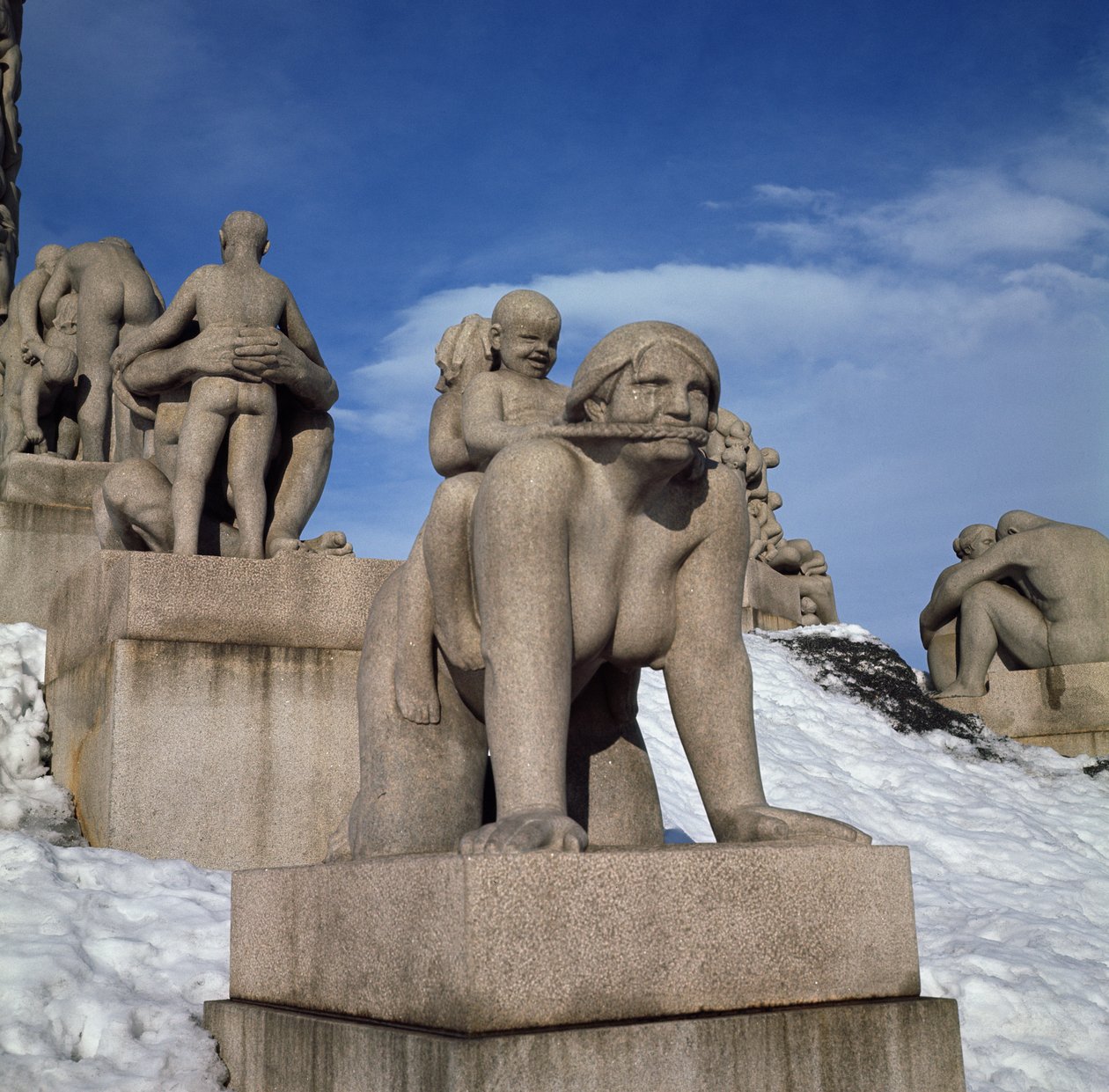 Macierzyństwo, czyli kobieta z dwójką dzieci jadąca na plecach (granit) autorstwa Gustav Vigeland