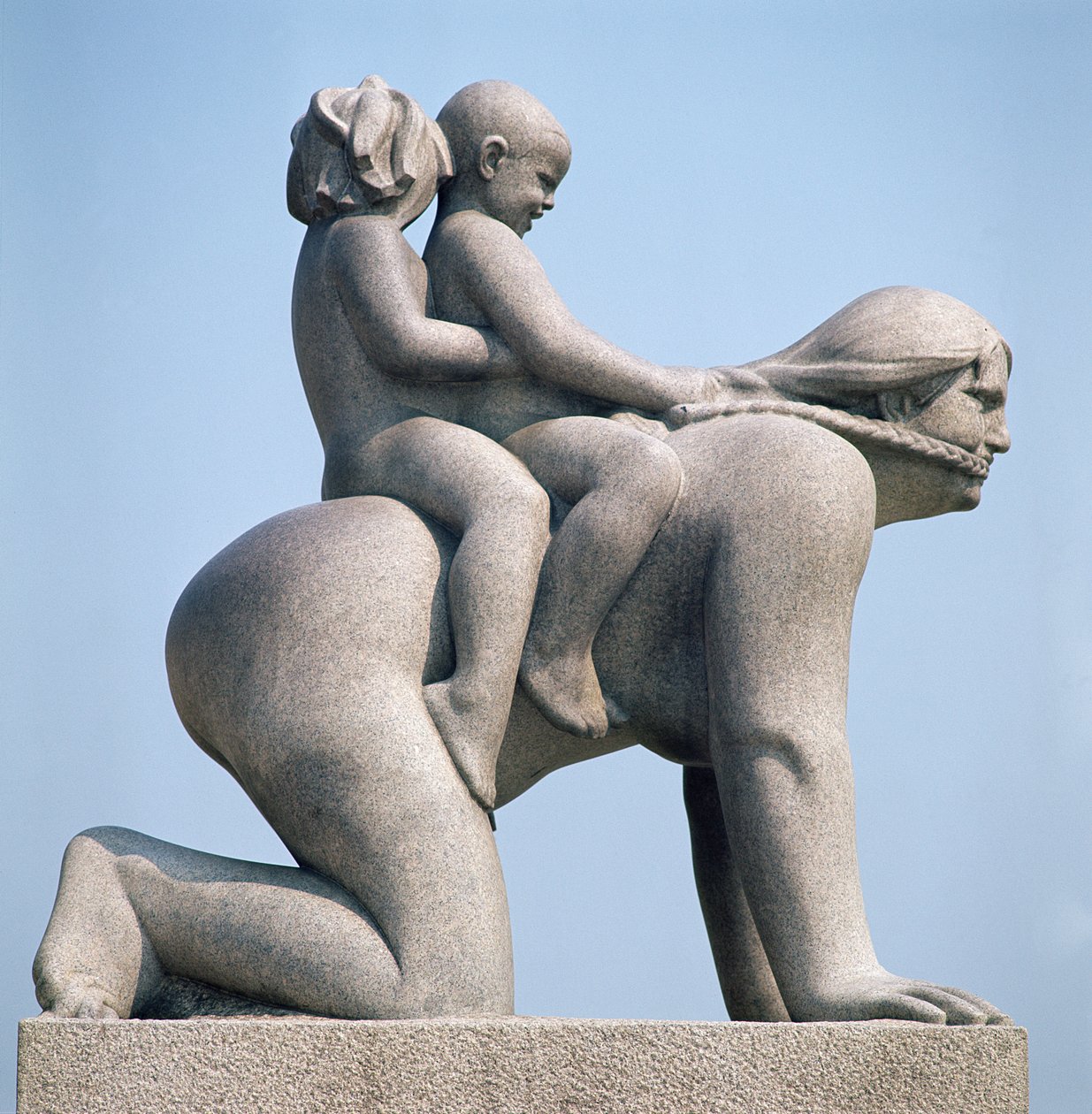 Kobieta z dwójką dzieci jadąca na plecach autorstwa Gustav Vigeland