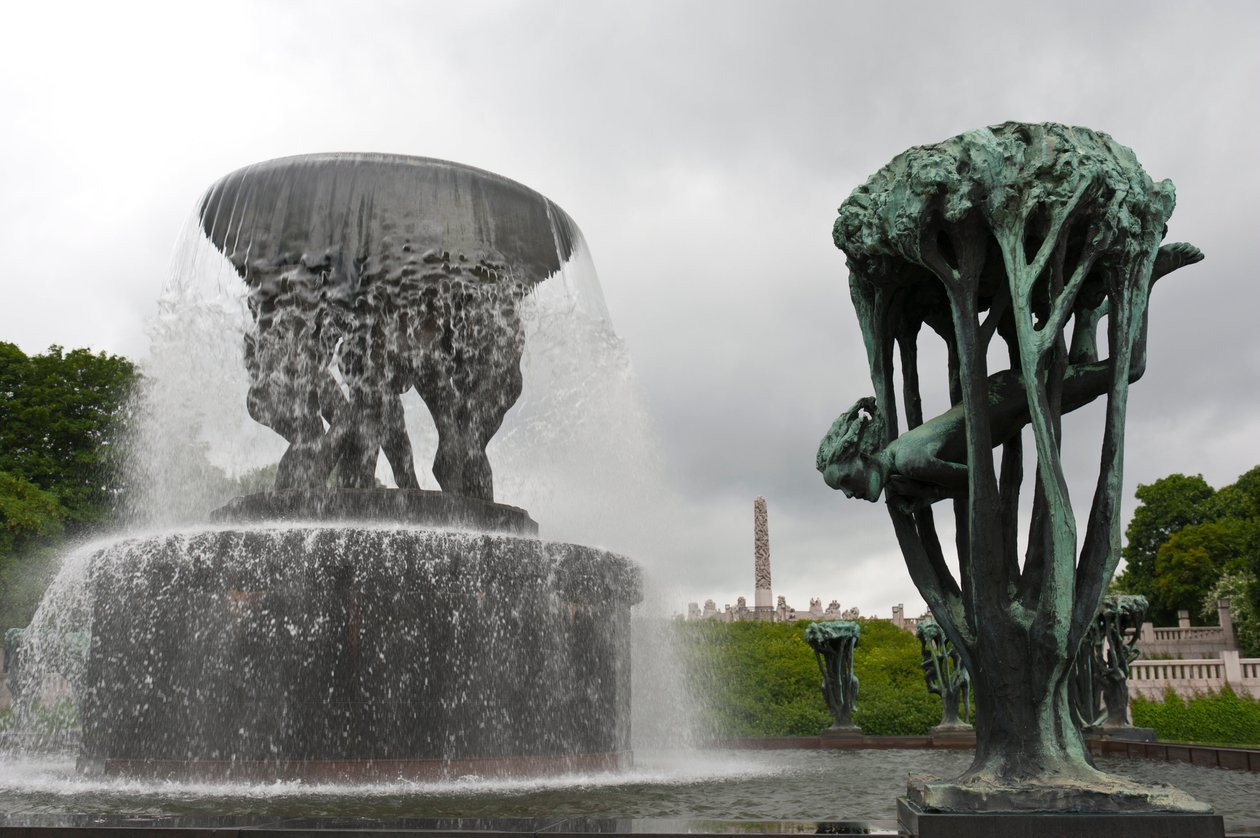 Fontanna i rzeźba „Dziewczyna na drzewie” w Frogner Park, Oslo, Norwegia (brąz) autorstwa Gustav Vigeland