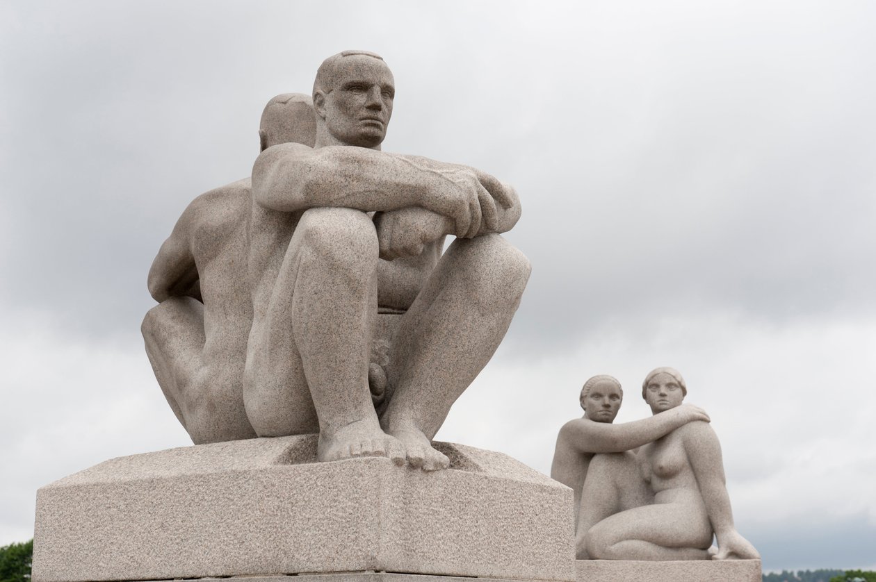 Granitowe rzeźby dwóch nagich mężczyzn siedzących plecami do siebie; rzeźba dwóch kobiet z tyłu rzeźba w Frogner Park, Oslo, Norwegia (granit) autorstwa Gustav Vigeland