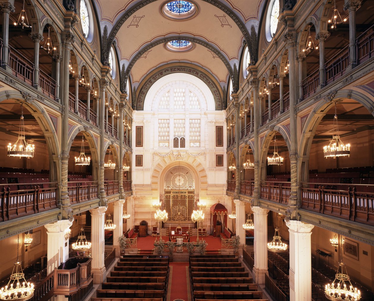 Wnętrze synagogi przy Rue des Tournelles zbudowanej w latach 1866 - 1867. Architekt: Varrollier. Inżynier: Gustave Eiffel w Paryżu. autorstwa Gustave Eiffel