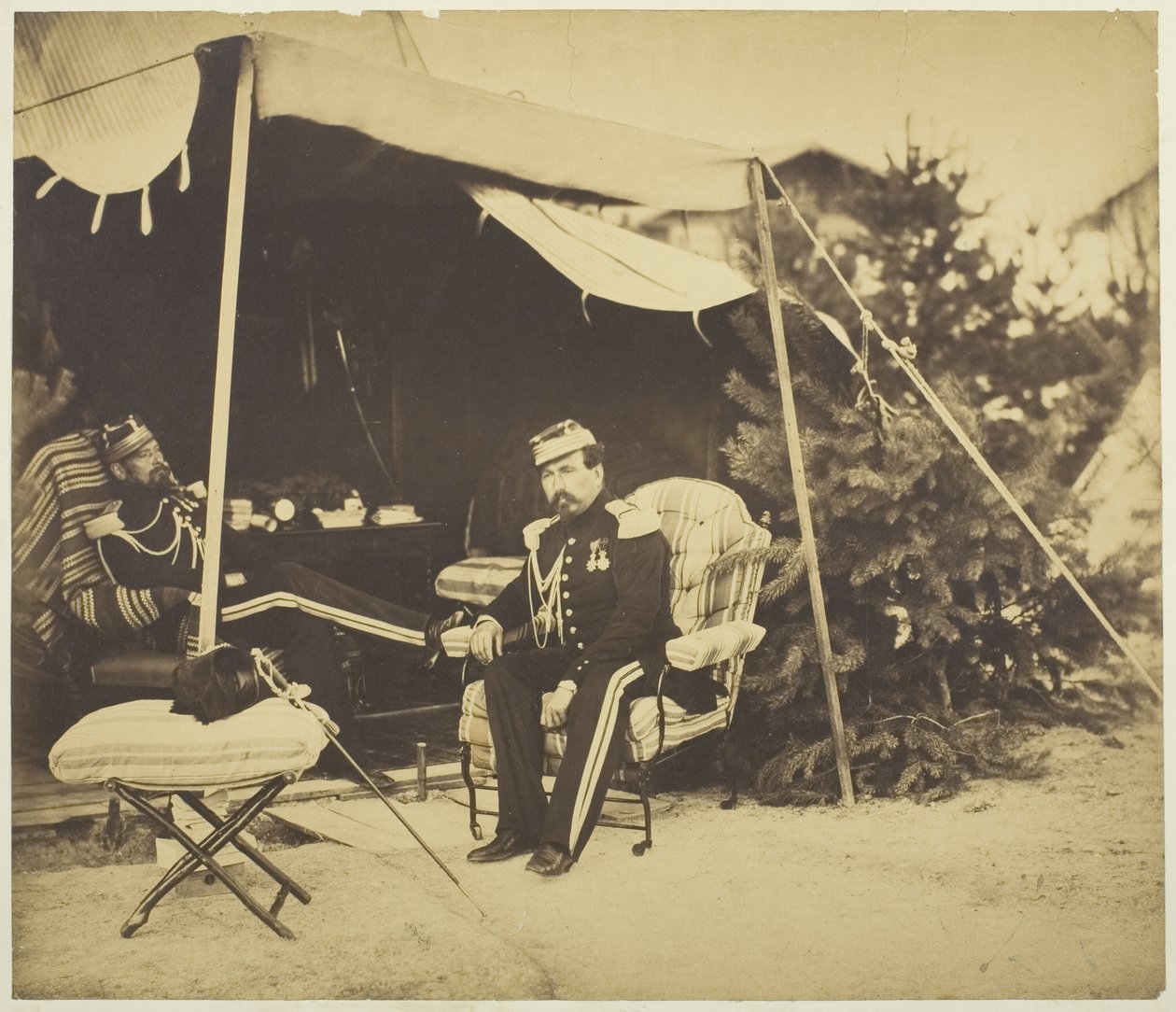 Funkcjonariusze siedzący w namiocie, Camp de Châlons autorstwa Gustave Le Gray