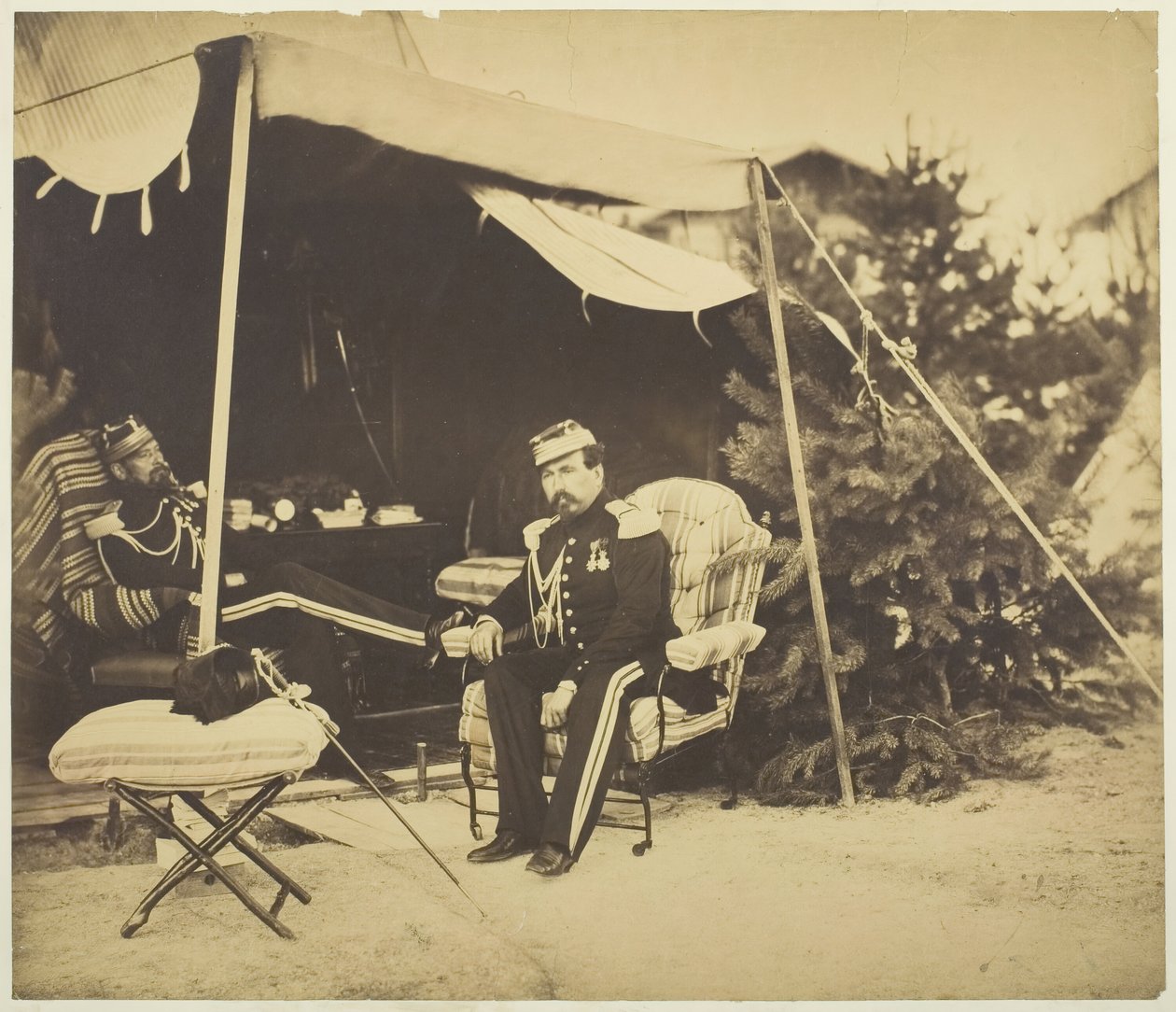 Oficerowie siedzący w namiocie, Camp de Châlons, 1857. autorstwa Gustave Le Gray