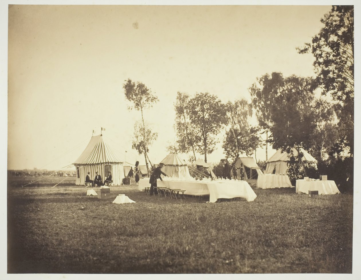 Przygotowanie stołu cesarskiego, Camp de Châlons, 1857. autorstwa Gustave Le Gray