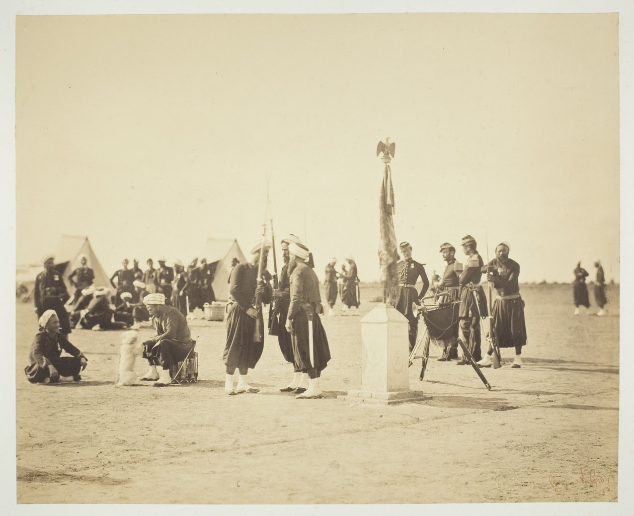 Podniesiona flaga pułku Zouave, Camp de Châlons autorstwa Gustave Le Gray