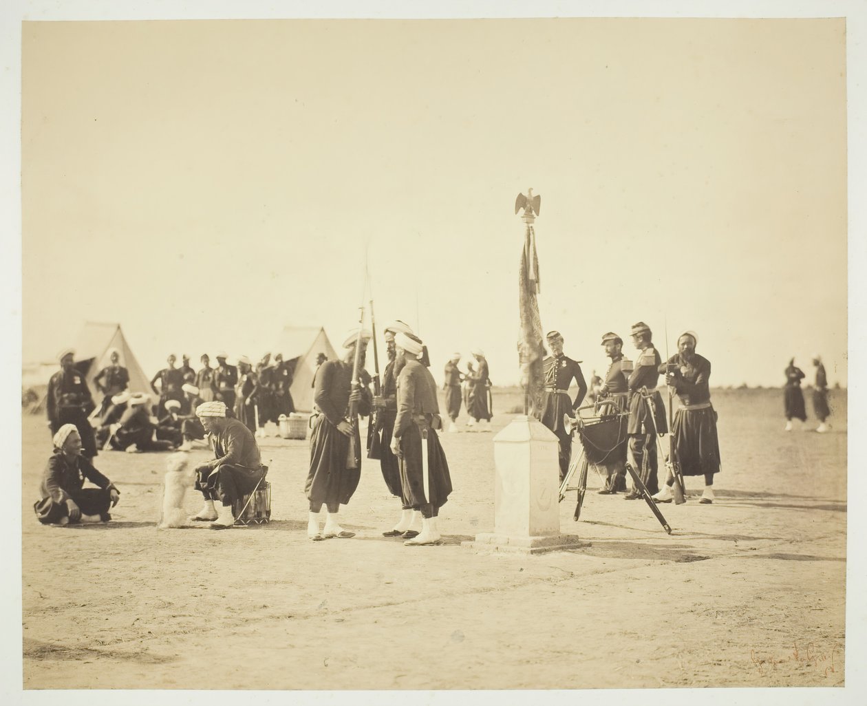 Podniesiona flaga pułku Zouave, Camp de Châlons, 1857. autorstwa Gustave Le Gray