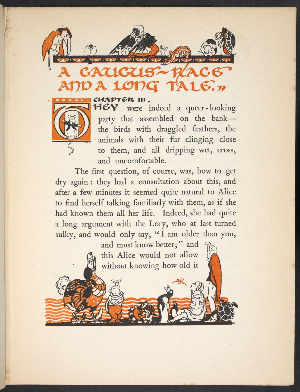 Strona z "The Caucus Race and a Long Tale" z podświetlaną literą T oraz ilustracjami przedstawiającymi Alicję i różne zwierzęta. autorstwa Gwynedd M. Hudson