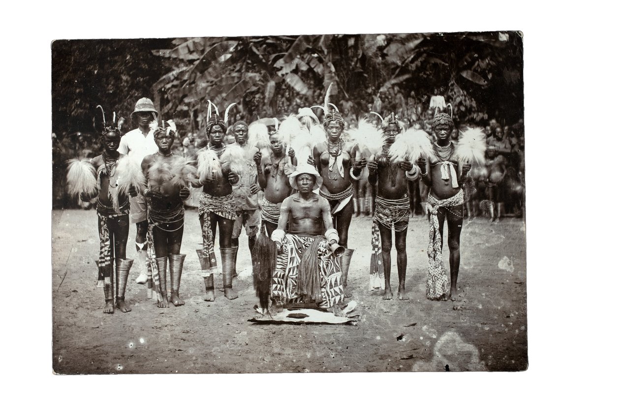 Wódz Kamerunu ze swoimi kobietami, Kamerun, ok. 1930 (odbitka żelatynowo-srebrowa) autorstwa H. S. Freeman