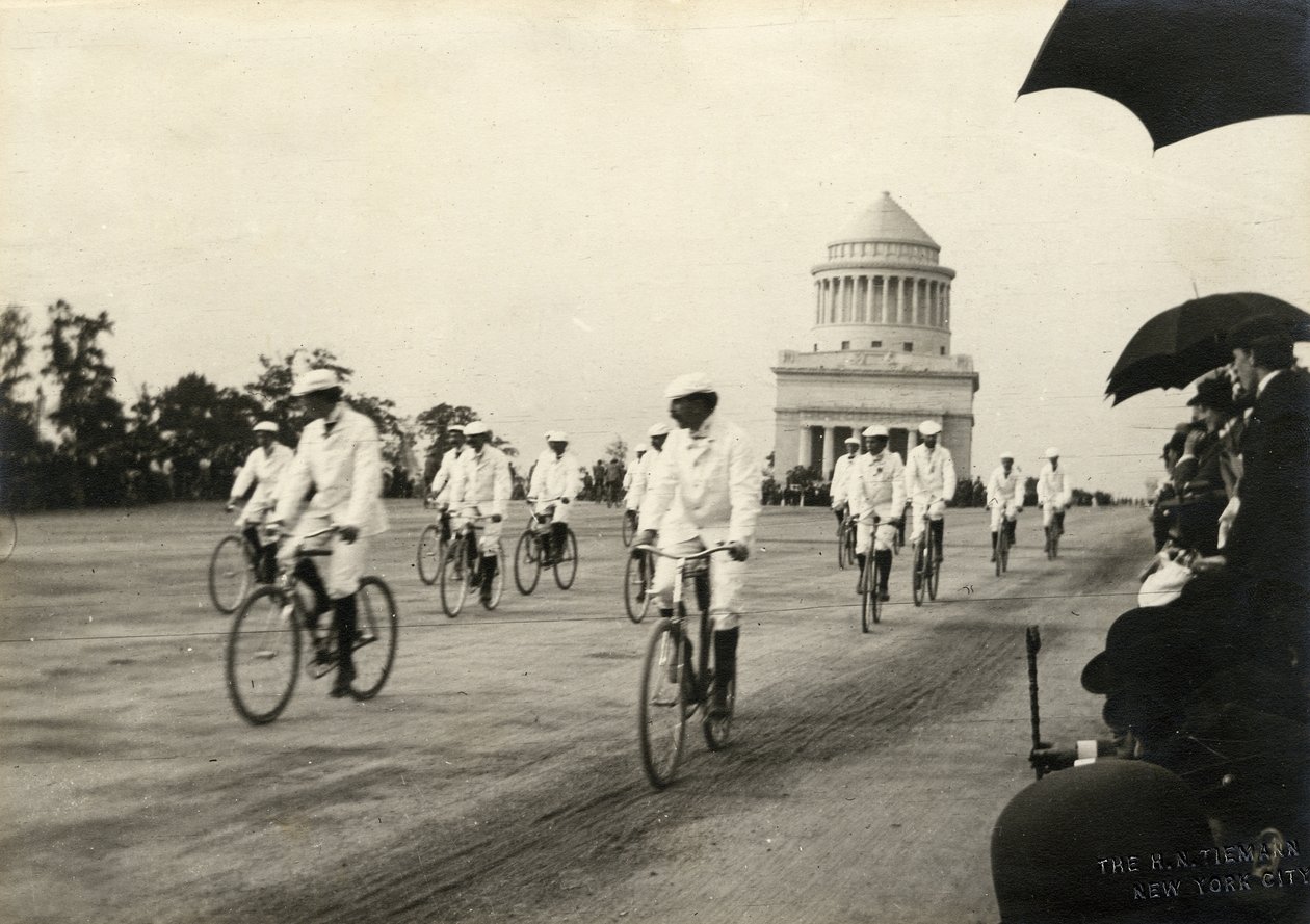 Rowerzyści na Riverside Drive, w pobliżu grobowca Granta, ok. 1890 r. autorstwa H.N. Tiemann