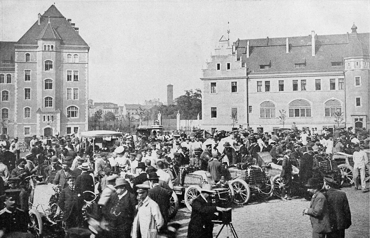 Zdjęcie z wycieczki samochodowej Paryż-Berlin. Montaż samochodów na dziedzińcu Alexander Kaserne w Berlinie autorstwa H.Rudolphy
