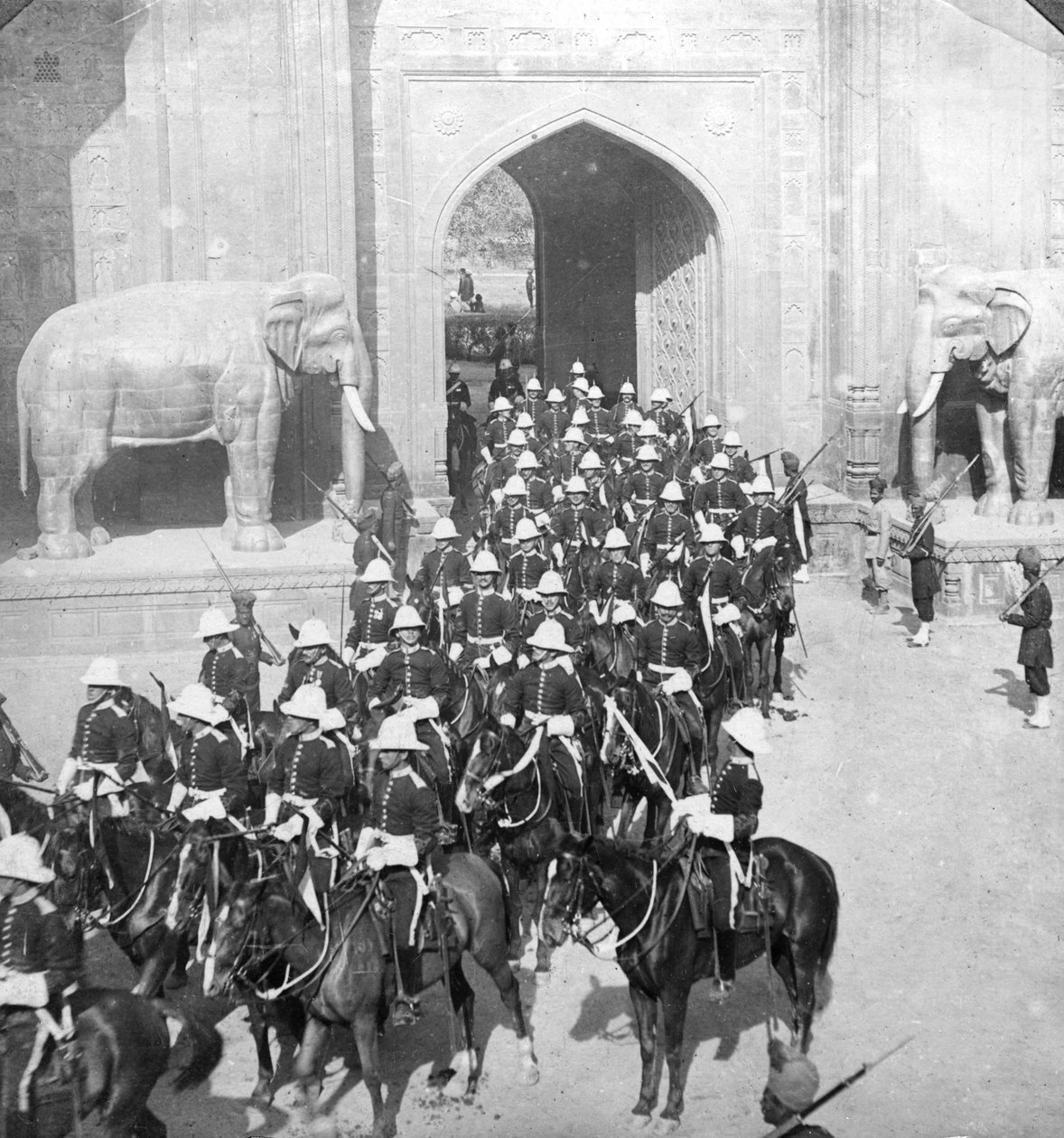 Procesja przechodząca przez Bramę Delhi, Lahore, Pakistan, 1913 r. autorstwa H. D. Girdwood