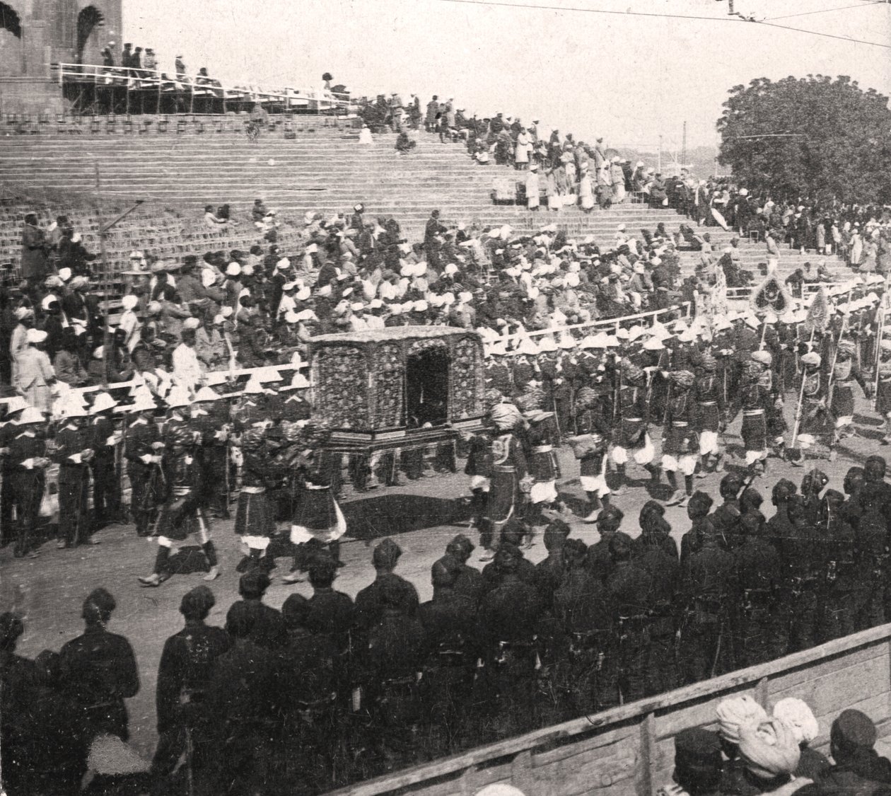 Państwowy palankin w królewskiej procesji, Delhi, Indie, 1912 r. autorstwa H. D. Girdwood