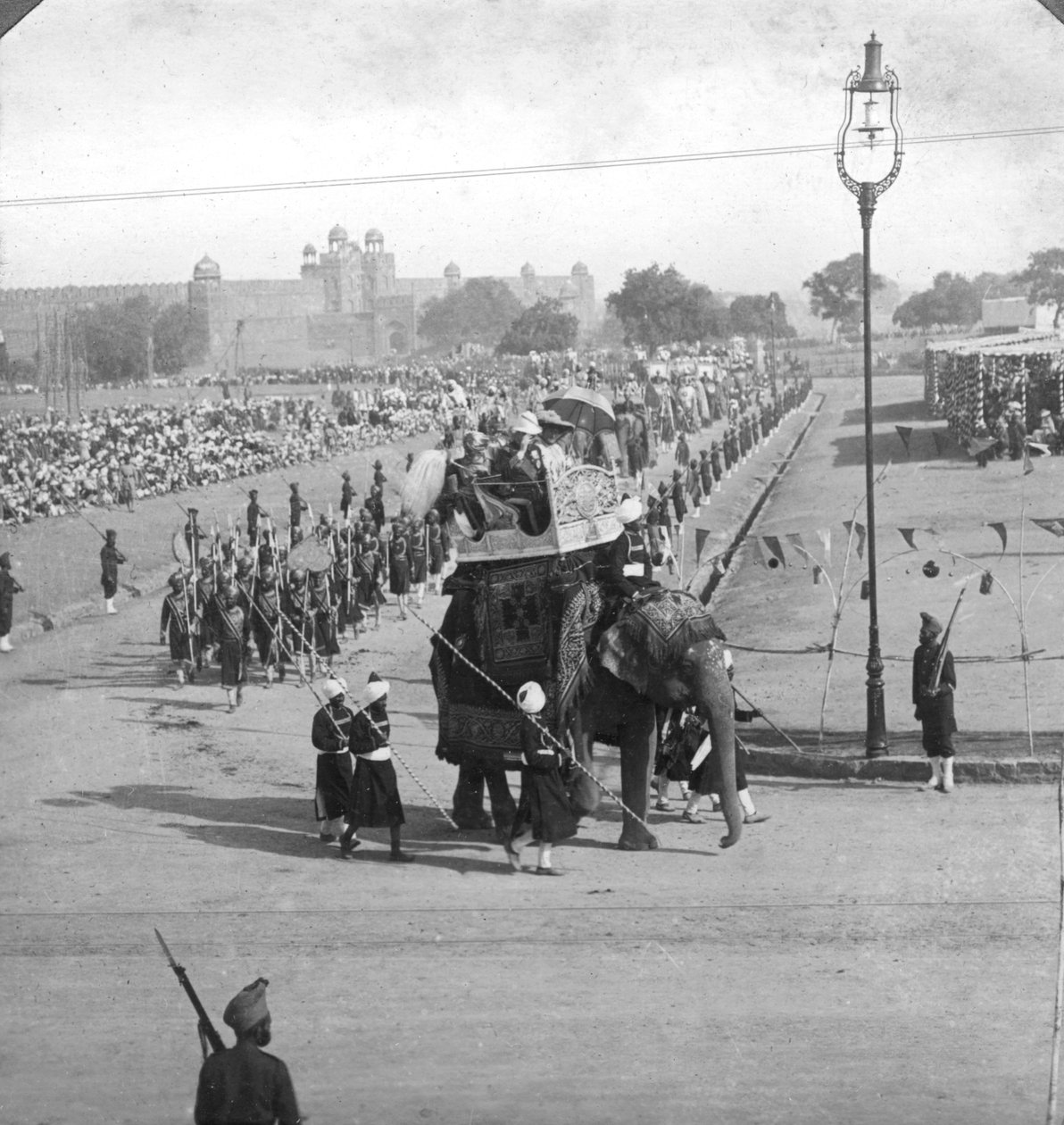 Urzędnicy państwowi w procesji stanowej, Indie, 1913 r. autorstwa H. D. Girdwood