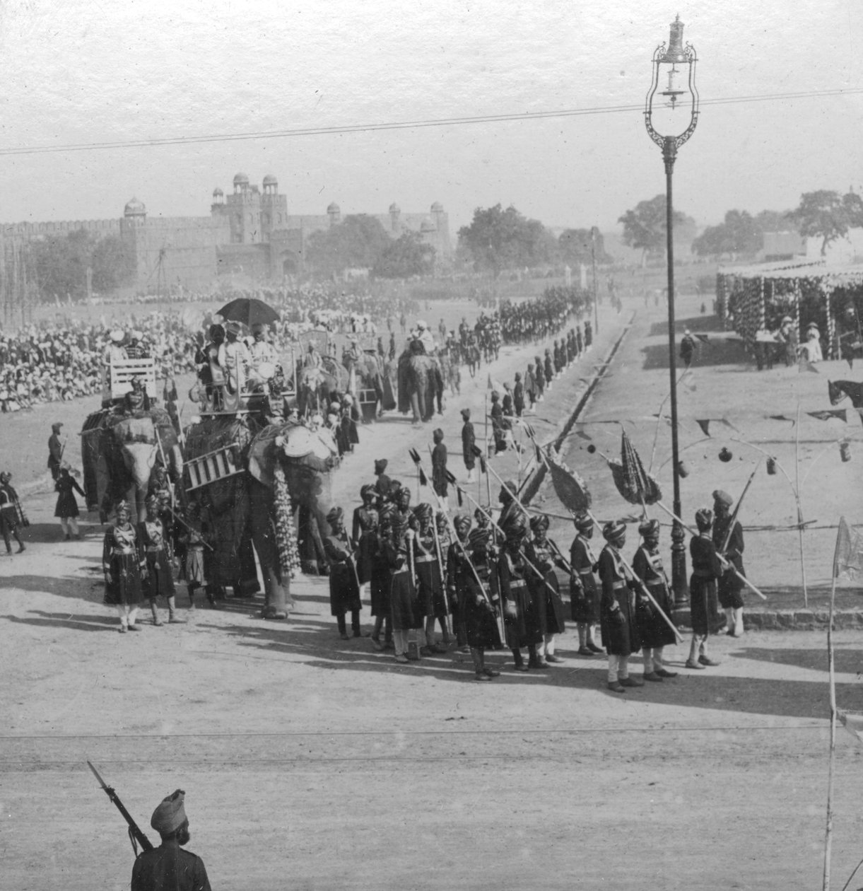 Maharadży okrążają Jumma Muisjid, Delhi, Indie, 1913. autorstwa H. D. Girdwood