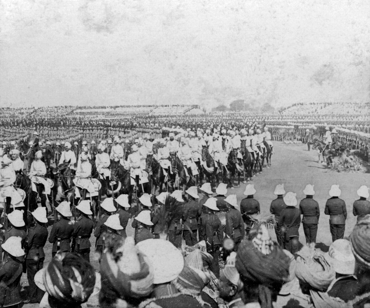Imperialny Korpus Kadetów eskortujący swoje majestaty na arenę Durbar, Delhi, Indie, 1903. autorstwa H. D. Girdwood