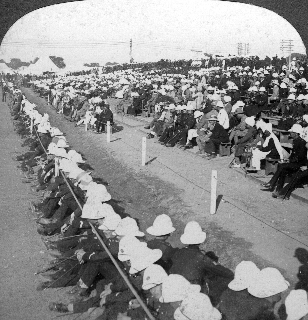 Oglądanie meczu piłki nożnej pomiędzy Pułkami Fizylierów Lancashire i Pograniczem, Delhi, lata 1910. autorstwa H. D. Girdwood