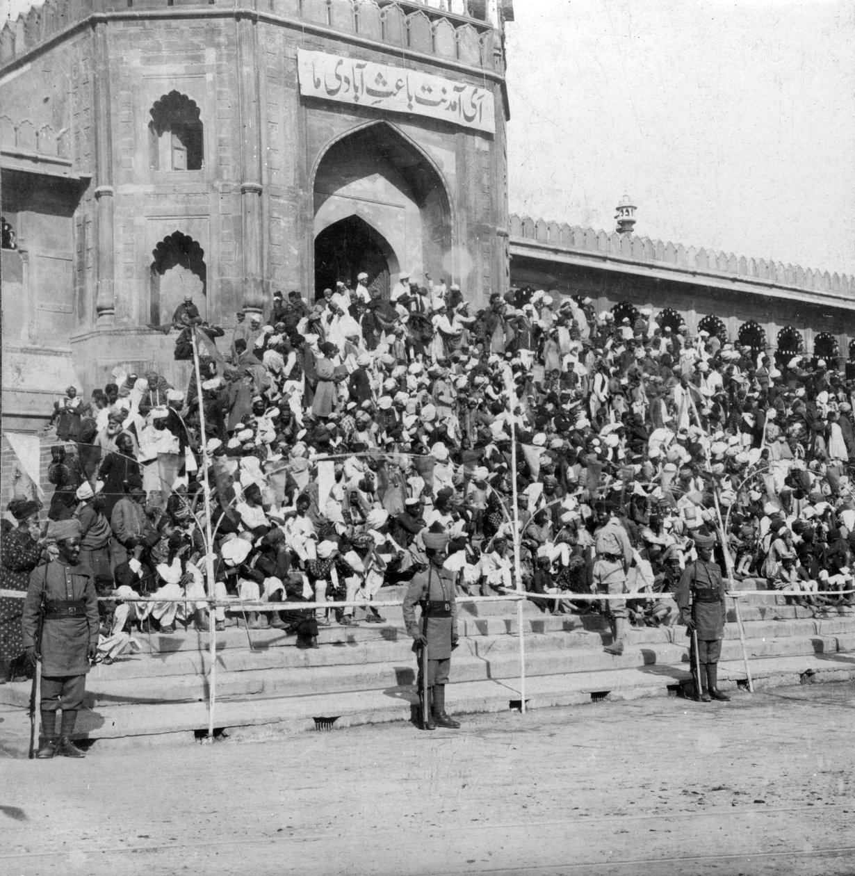 Widzowie na Jumma Masjid, Bangalore, Indie, 1900. autorstwa H. Hands and Son