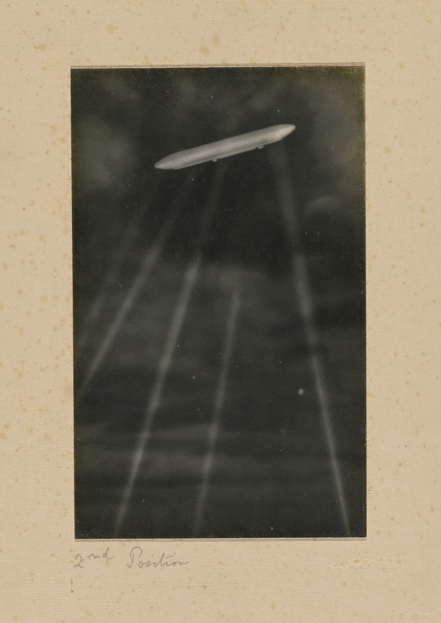 [Zestrzelenie niemieckiego sterowca nad Londynem]. autorstwa H. Scott Orr