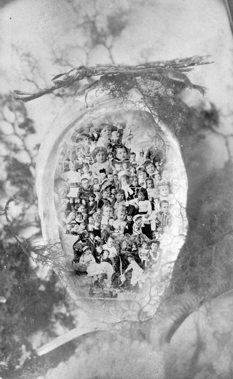 Złożone zdjęcie dzieci nałożonych na muszlę słuchotek, wykonane w stylu The Gems of British Columbia, ok. 1880 (zdjęcie bw) autorstwa Hannah Maynard
