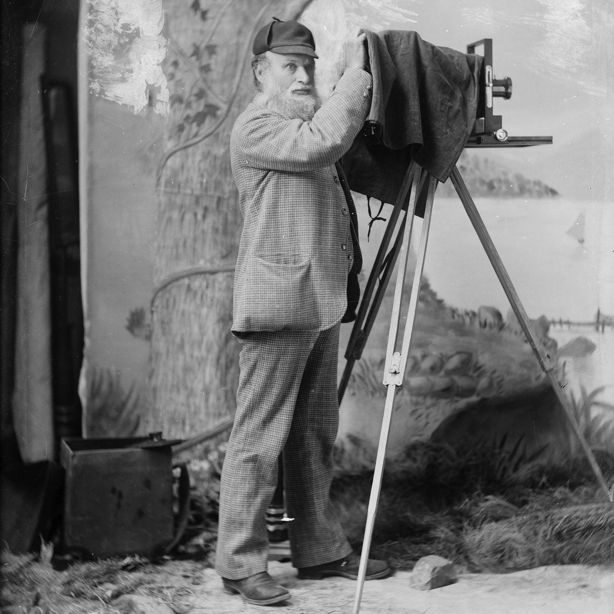 Fotograf Richard Maynard z kamerą polową na statywie w studiu Hannah Maynards, Victoria, BC, lata 90. XIX wieku (bw photo) autorstwa Hannah Maynard