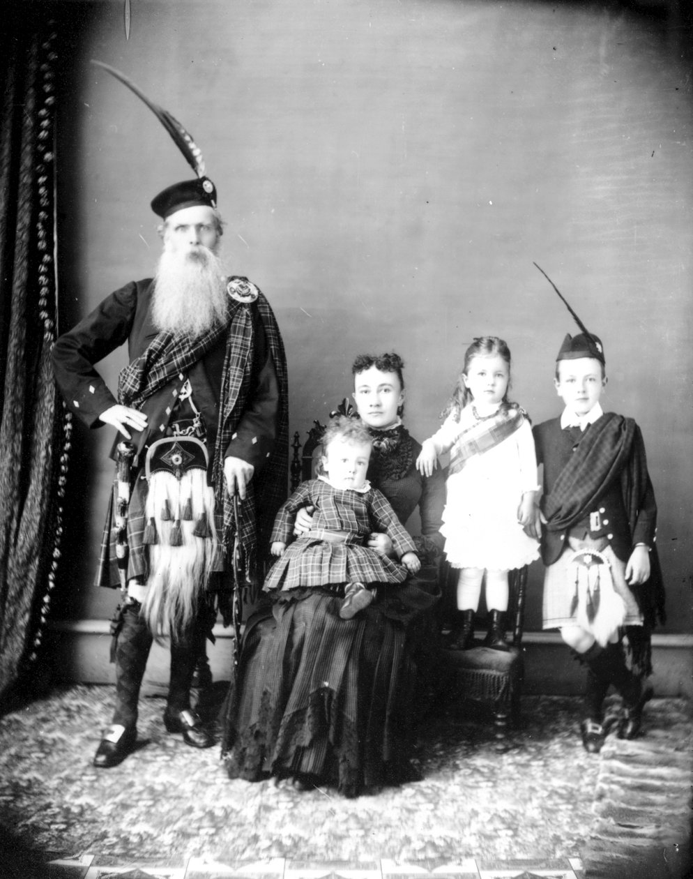 Albo Donald i Harriet Mackay i rodzina, albo Charles Ross z żoną Catherine Tomą i dziećmi, ok. 1885 (mc. zdjęcie) autorstwa Hannah Maynard