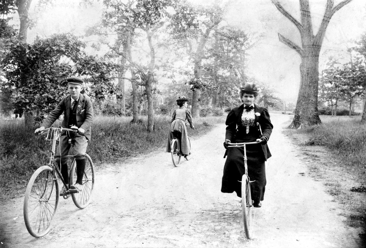 Maynard MacDonald i jego babcia, Hannah Maynard, na rowerze w Beacon Hill Park, Victoria, ok. 1895 (fot. bw) autorstwa Hannah Maynard