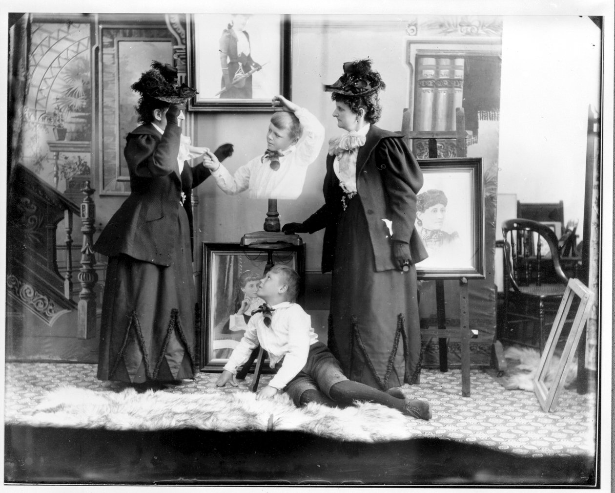 Wielokrotna ekspozycja Hannah Hatherly Maynard i jej wnuka Maynarda McDonalda, ok. 1893 (zdjęcie bw) autorstwa Hannah Maynard