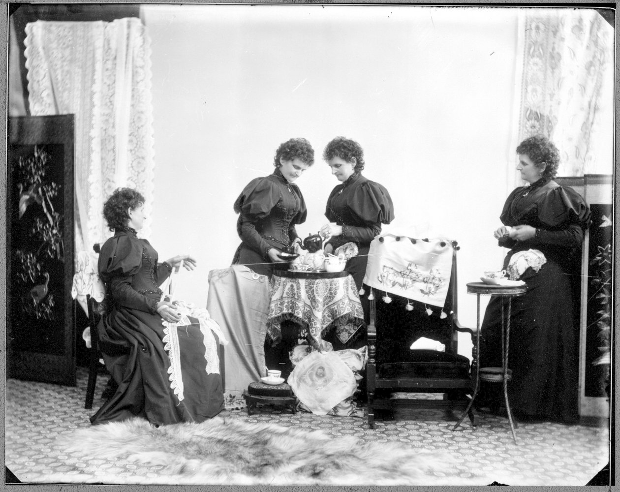 Wielokrotna ekspozycja Hannah Maynard - dwie pijące herbatę, jedna trzymająca motek bawełny, jedna trzymająca go w kulkę, ok. 1895 (zdjęcie czarno-białe) autorstwa Hannah Maynard
