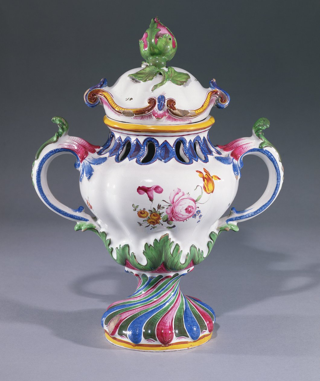 Wazon Pot-pourri, wykonany w Strasburgu, ok. 1754-60 (ceramika) autorstwa Hannong Family