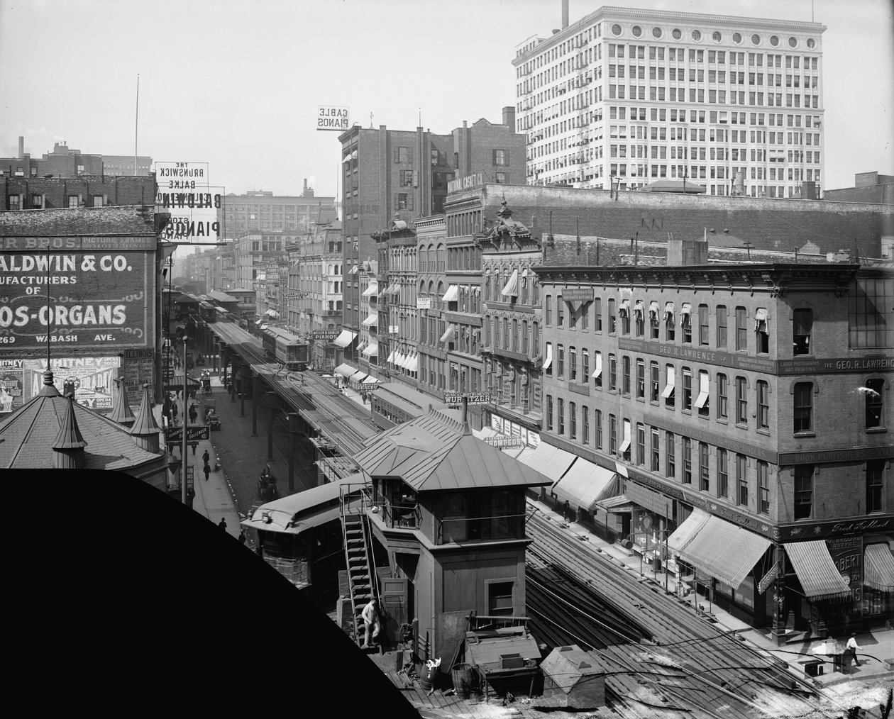 Podwyższona linia kolejowa, Wabash Avenue, Chicago, Illinois, ok. 1900-10 (zdjęcie czarno-białe) autorstwa Hans Behm
