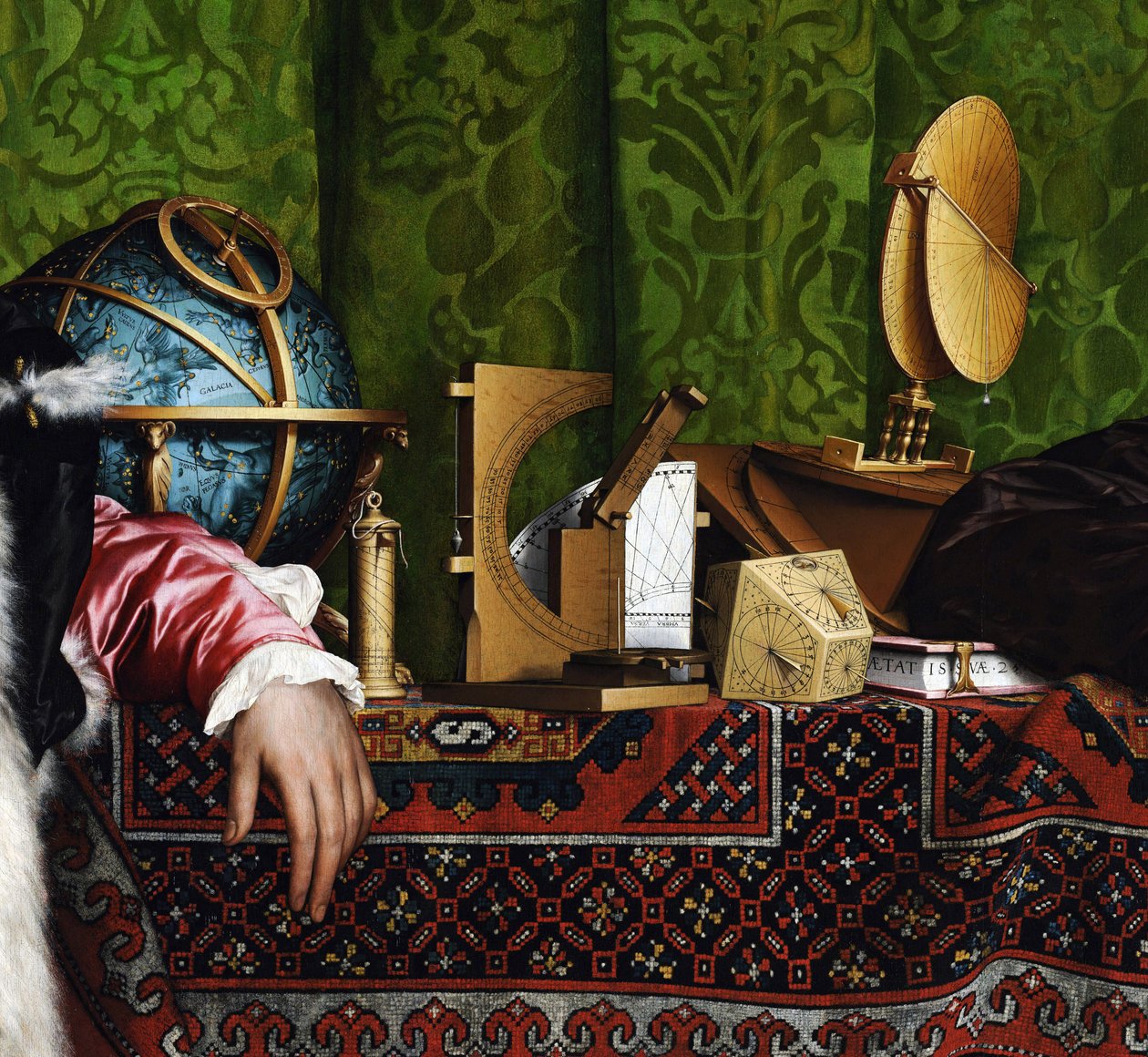 Ambasadorowie (Jean de Dinteville (1504-1555 lub 1557) i Georges de Selve (1506-1541) (Ambasadorowie (Jean de Dinteville i Georges de Selve) Szczegóły przyrządów astronomicznych górnej półki: glob niebieski, turecki (lub Torquetum) i cad autorstwa Hans Holbein der Jüngere