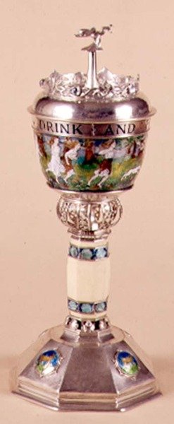 Filiżanka miłości i pokrywka, aplikowany ornament z nóżką z kości słoniowej, ok. 1905-09 (srebro i emalia) autorstwa Harold Stabler