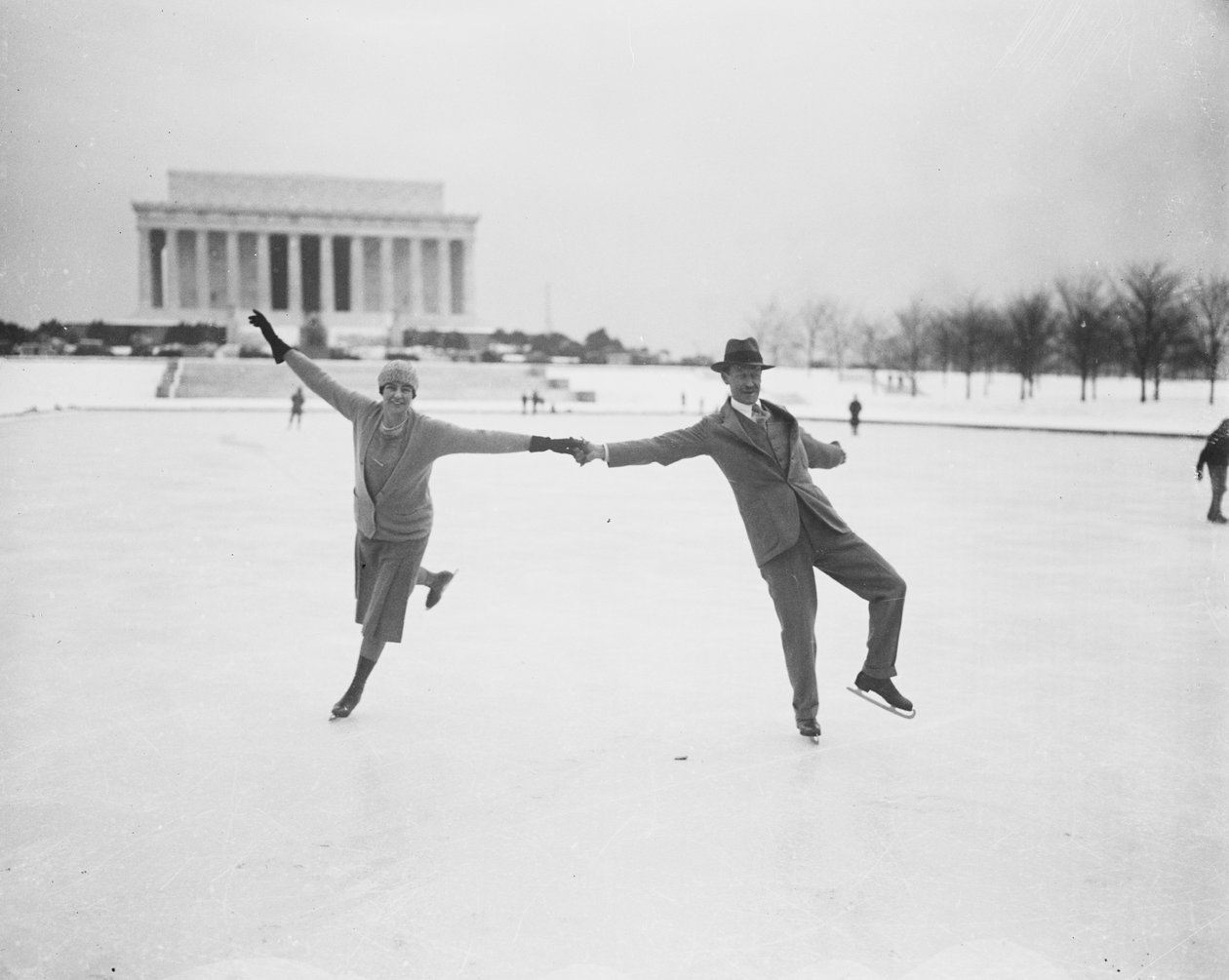 Para na łyżwach w Tidal Basin, Waszyngton, USA, styczeń 1930 r. (zdjęcie czarno-białe) autorstwa Harris & Ewing