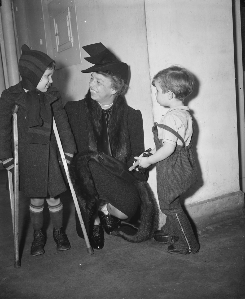 Pierwsza Dama Eleanor Roosevelt z wizytą w szpitalu dziecięcym, Waszyngton, USA, styczeń 1939 (czarno-białe zdjęcie) autorstwa Harris & Ewing