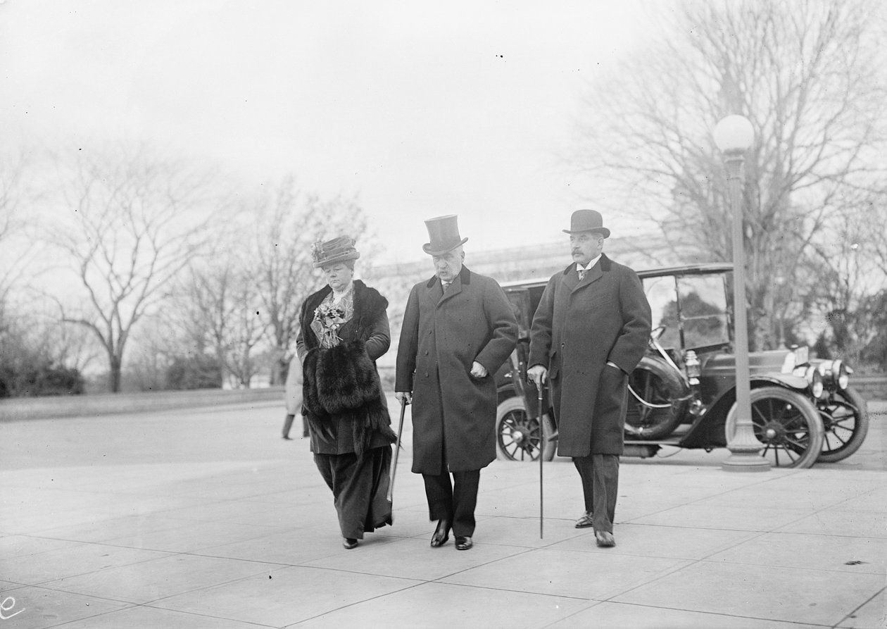 John Pierpont Morgan ze swoim synem i córką uczestniczy w dochodzeniu w sprawie funduszu powierniczego autorstwa Harris & Ewing